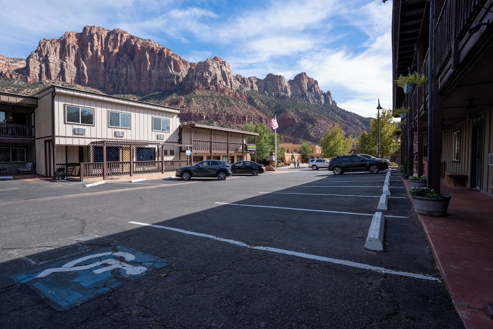 Zion Pioneer Lodge 35/66