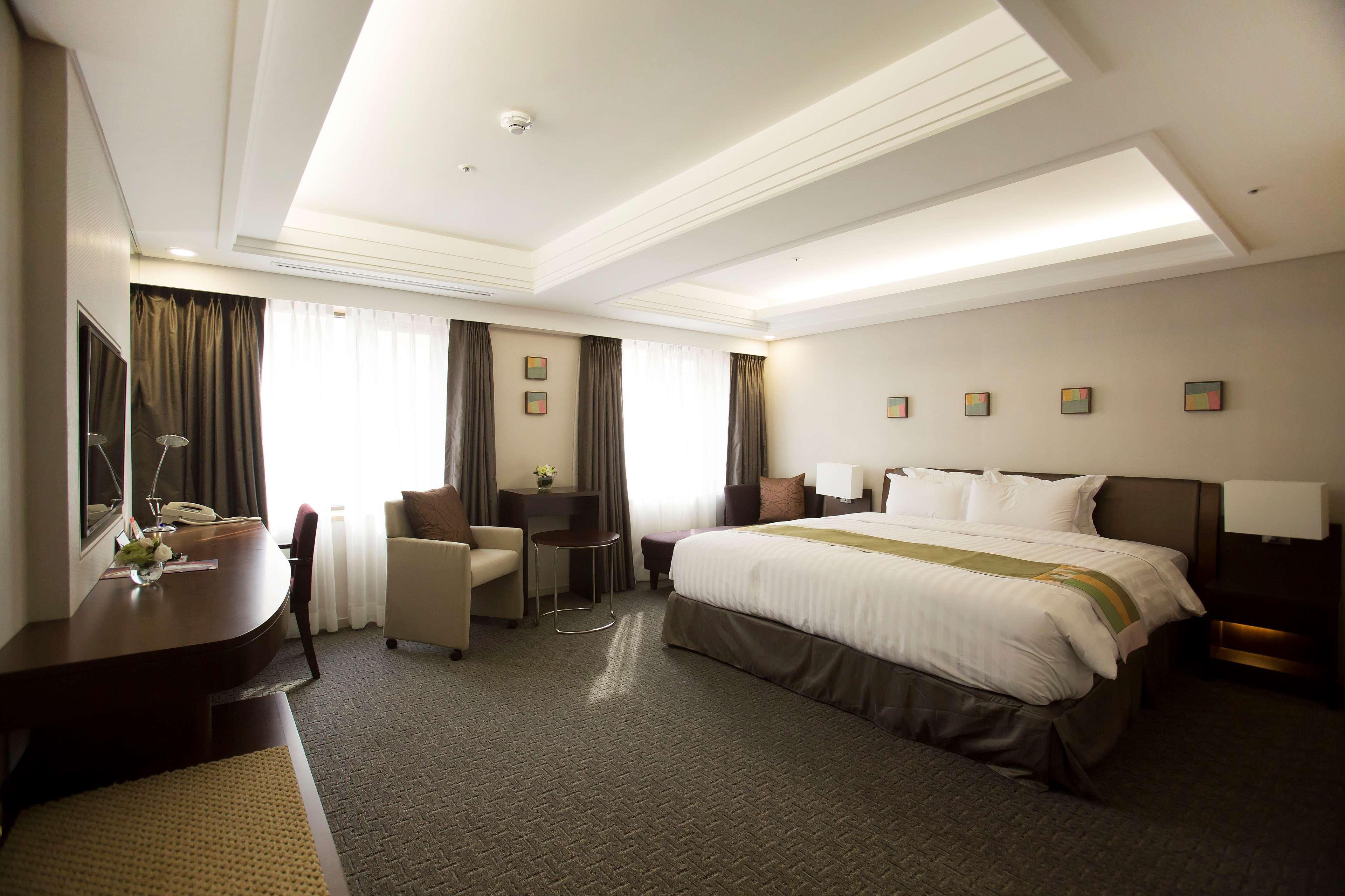 Deluxe, King Bed, Bath and Shower