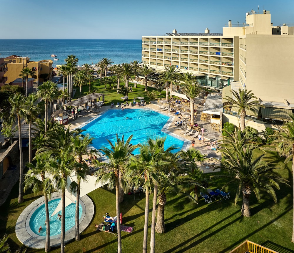 Sirens Beach Hotel 4/77