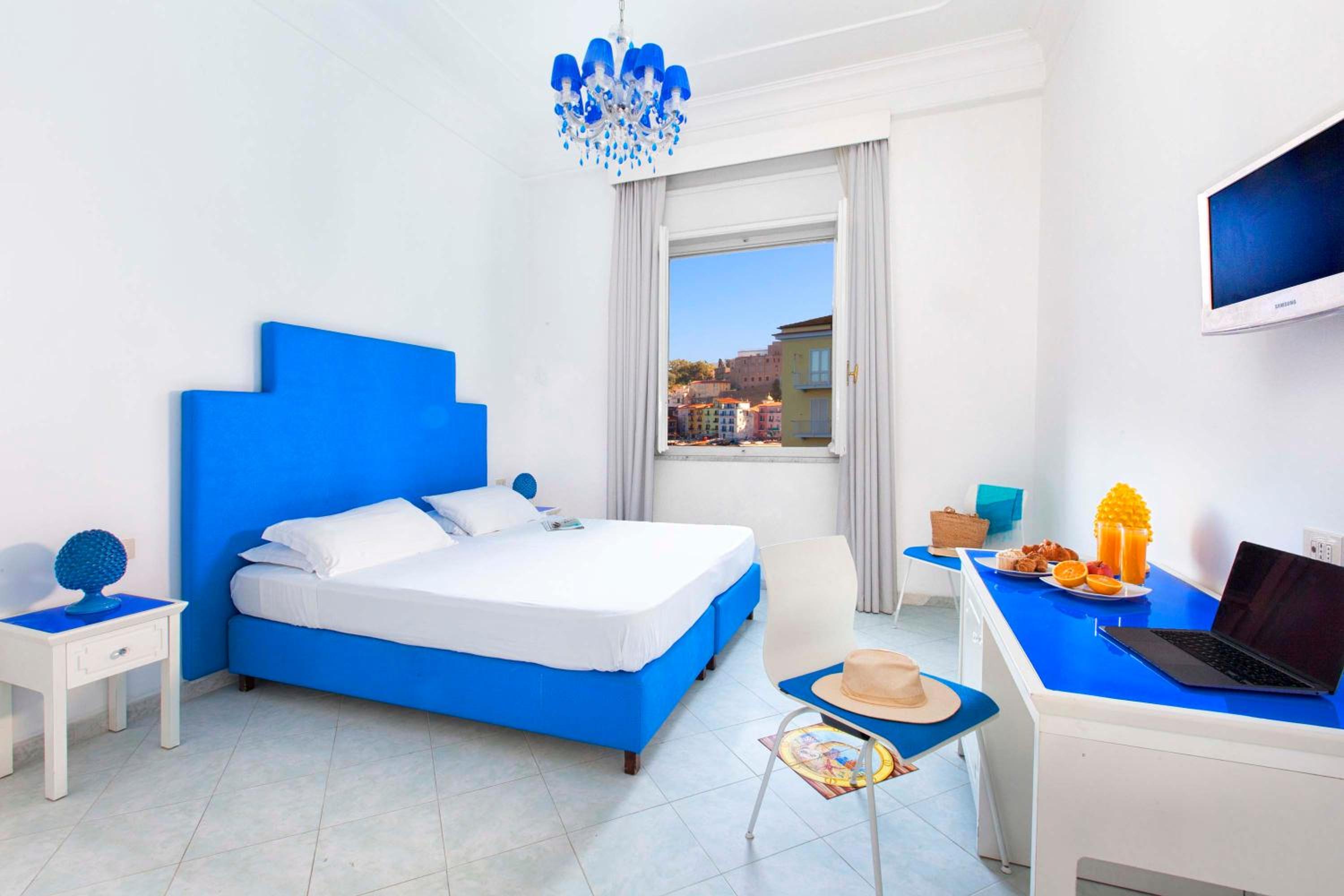 ROOM, DOUBLE OR TWIN BED
