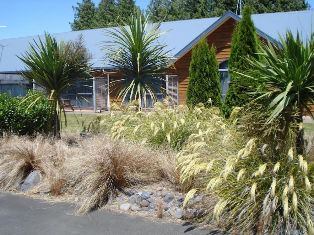 THE PEAKS MOTOR INN 29/40