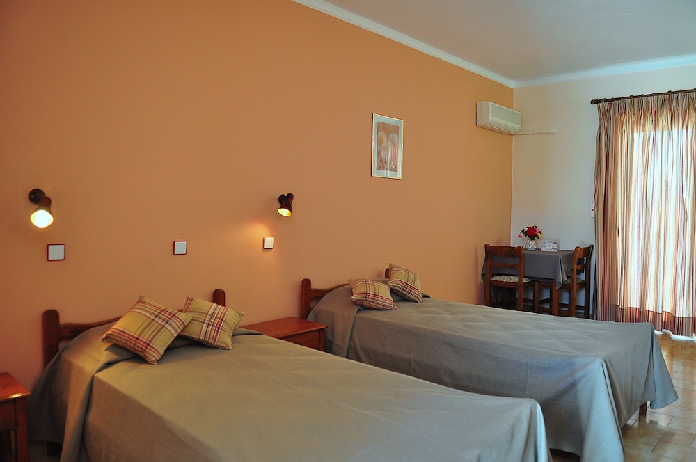 Sandys Studios Apartments And Log Villas 17/46