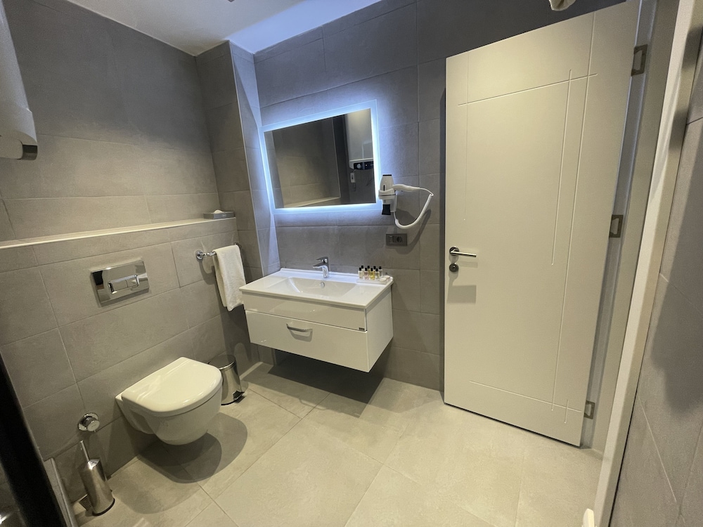 Feri Suites 50/50