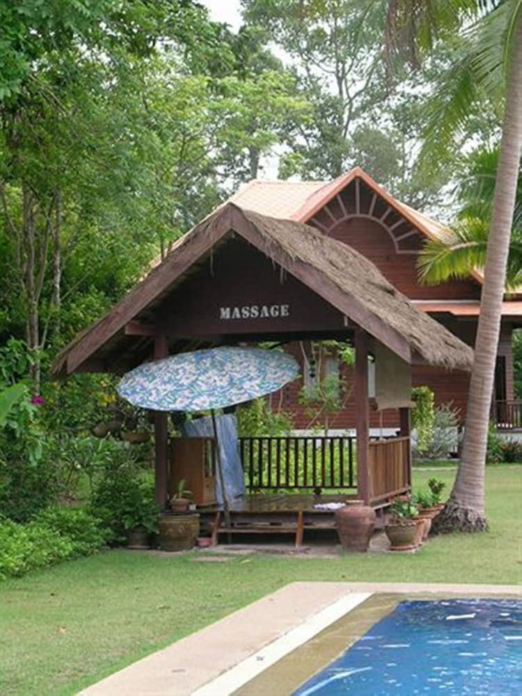 Coral Hotel Bangsaphan 60/62