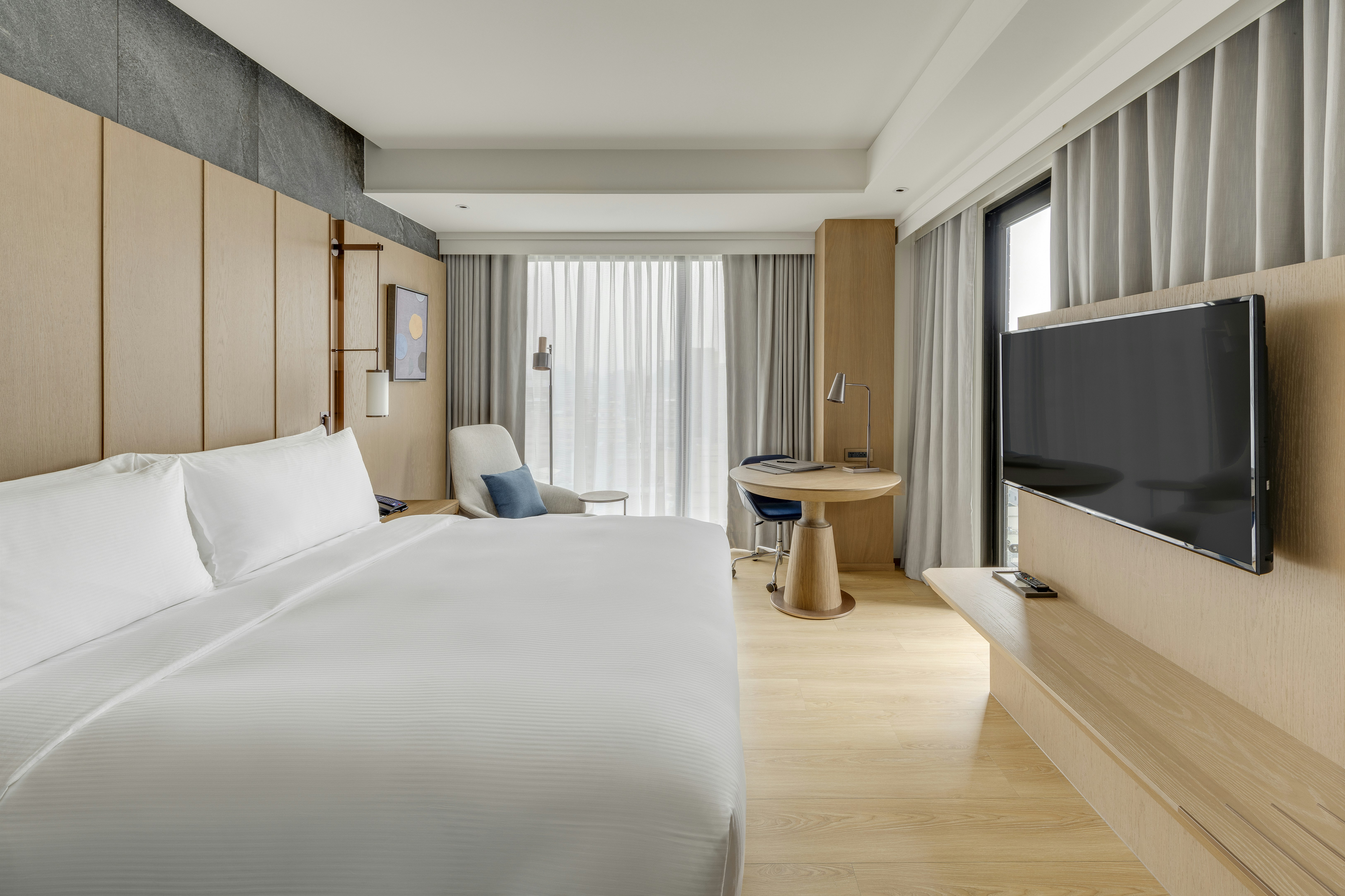 ROOM, KING BED, BALCONY, CORNER