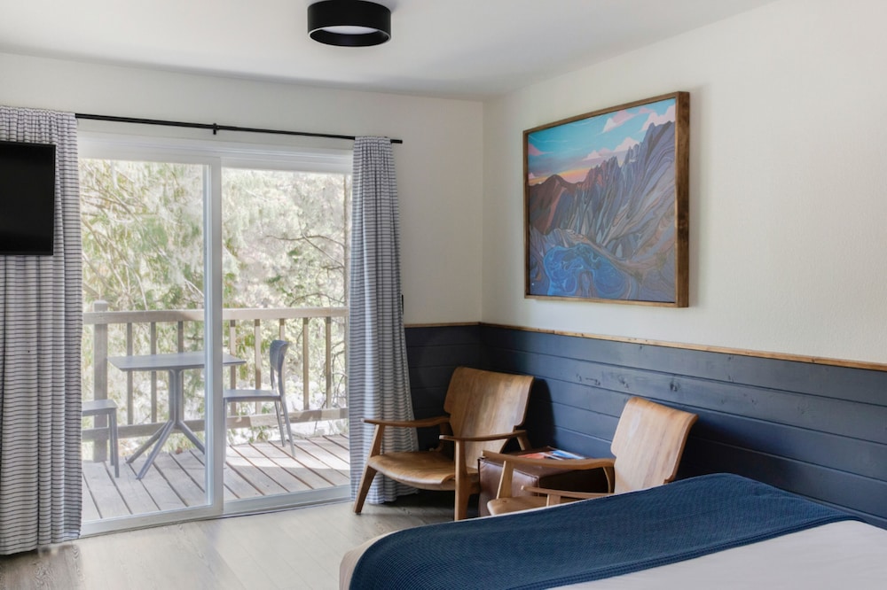 LOGE Leavenworth Downtown 36/50