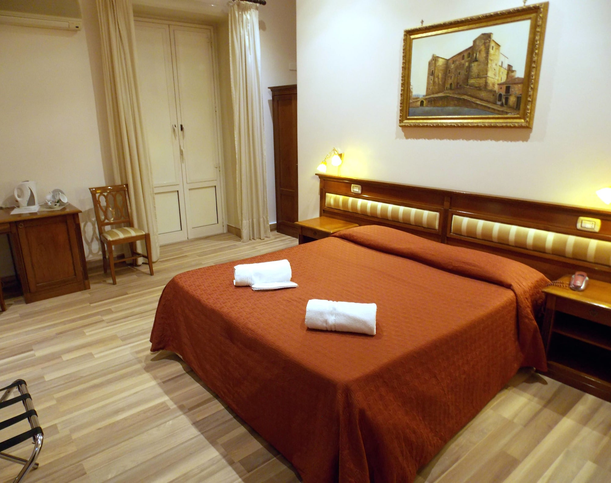 DELUXE, DOUBLE BED