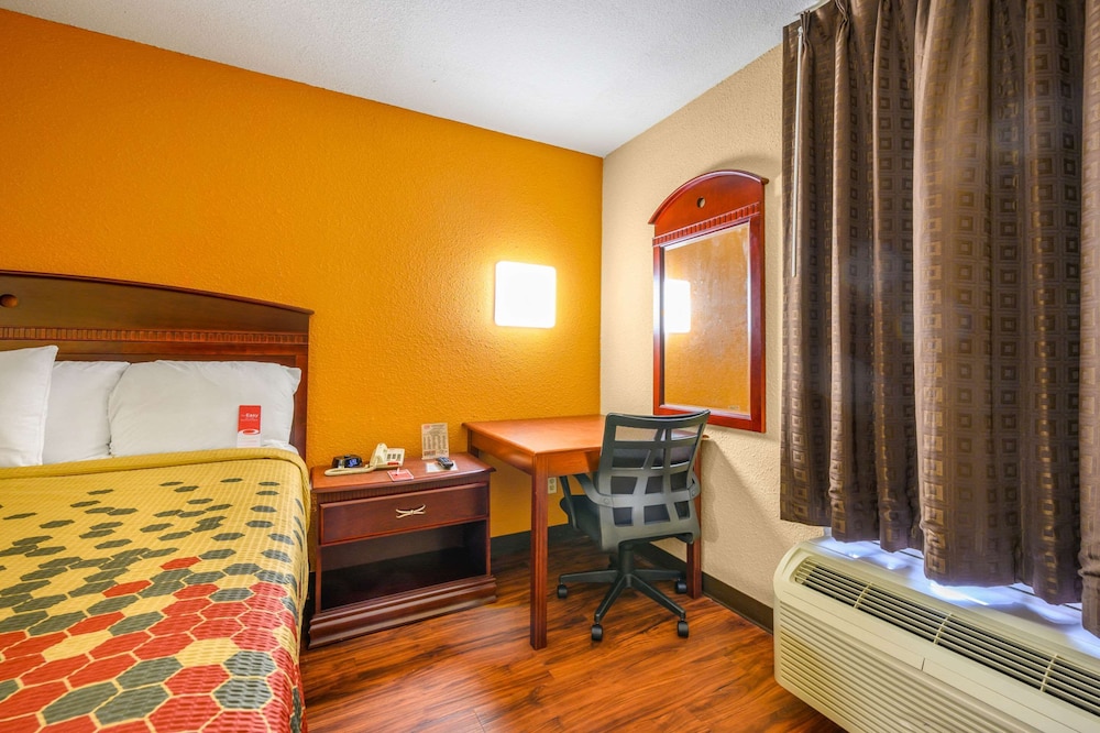 Econo Lodge Decatur South 17/28