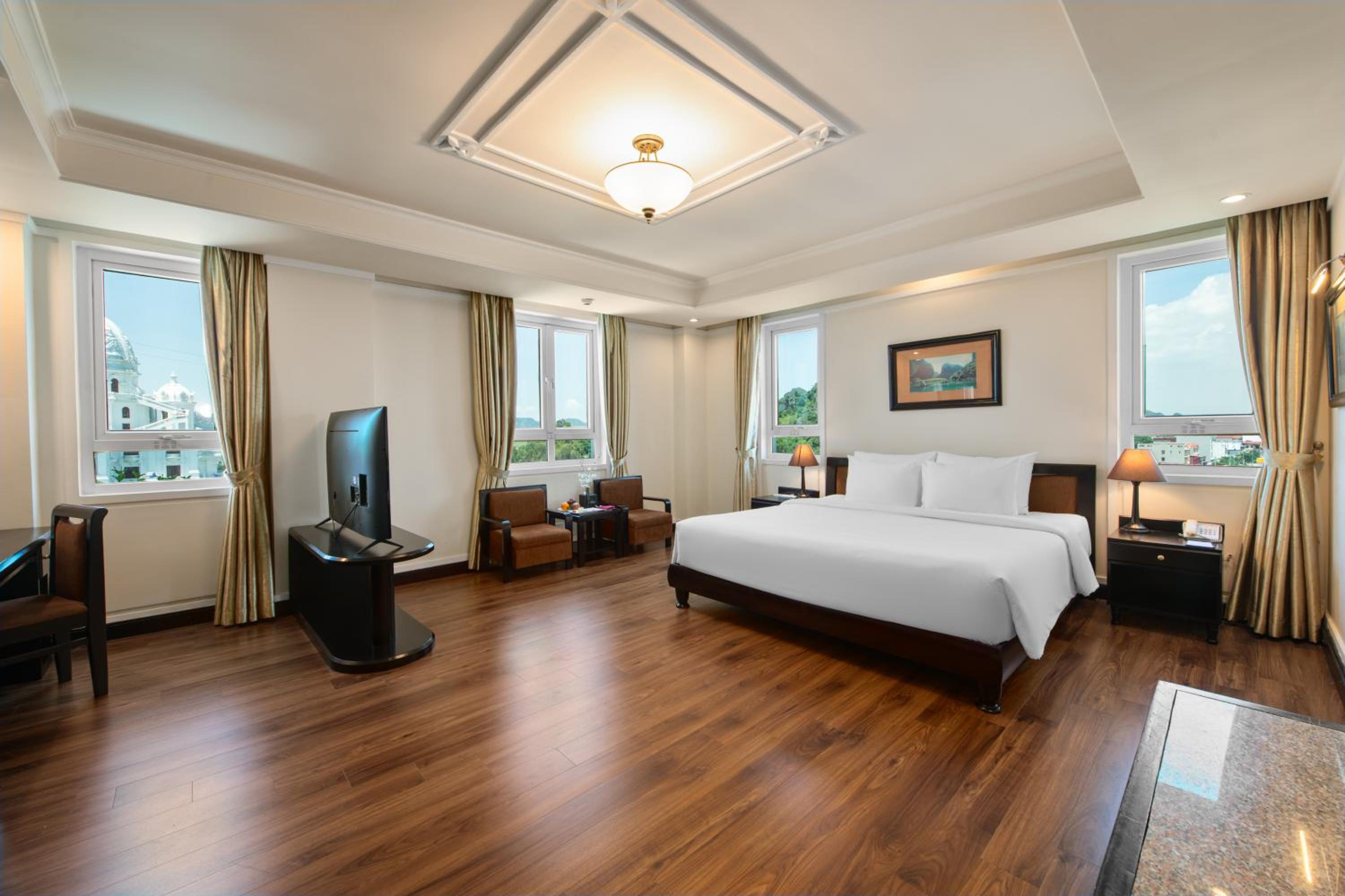 Family Suite, Queen Bed, French Building