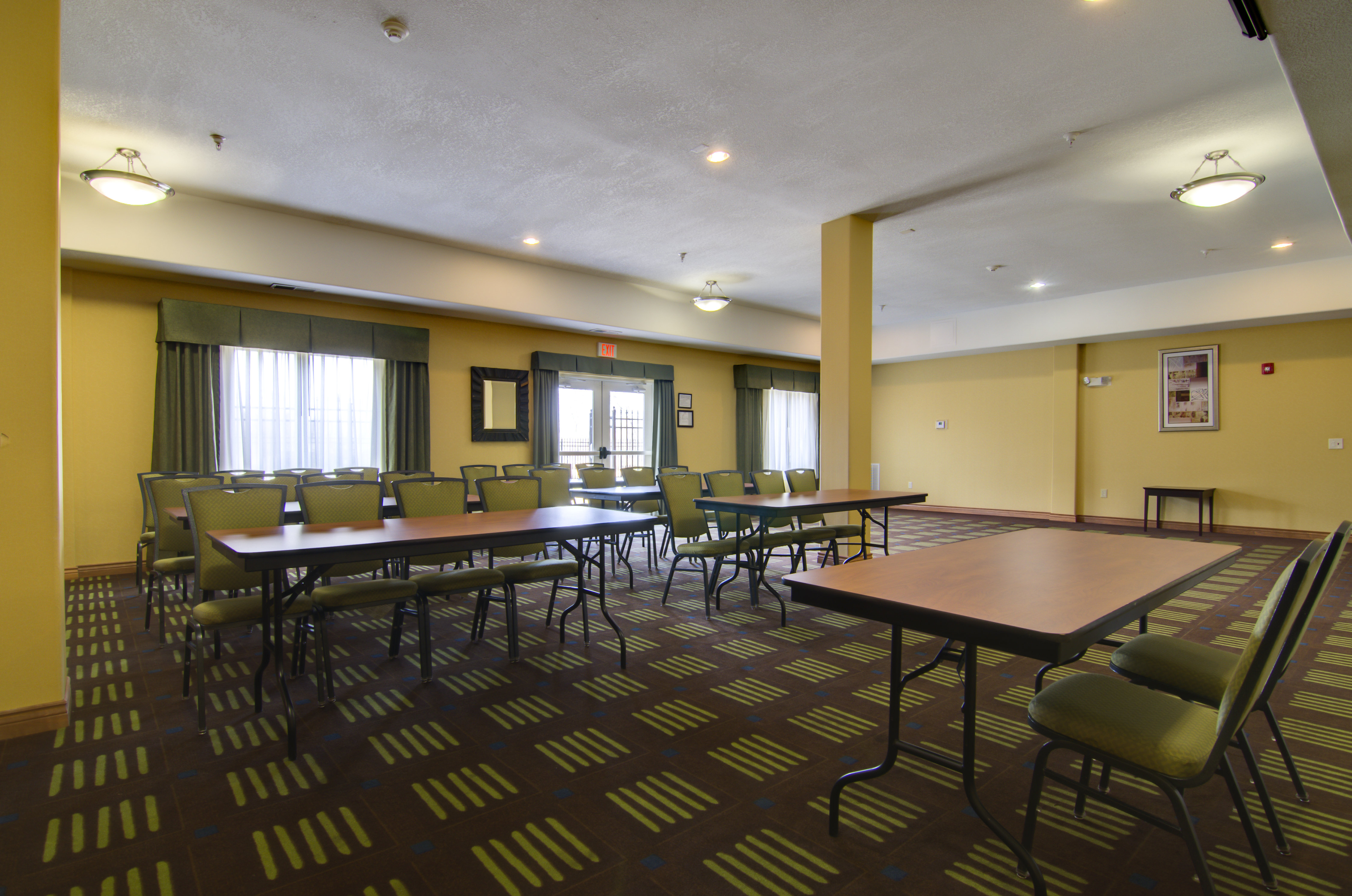 Holiday Inn Express Hotel Amp Stes Kansas City Sports Complex 46/55