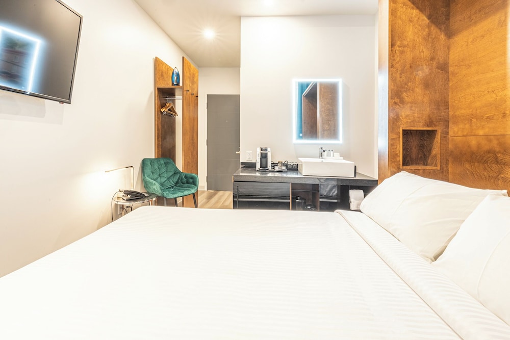 Economy, Queen Murphy Bed