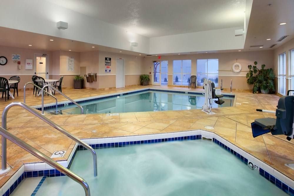 Super 8 By Wyndham Madison South 21/34