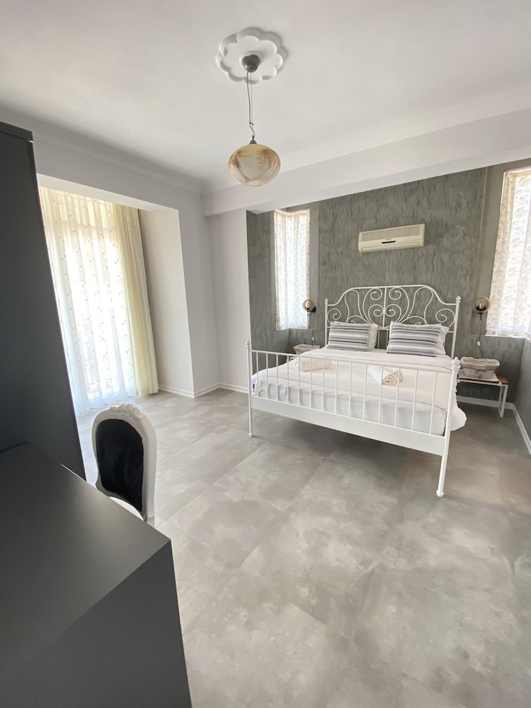 Pegasus Hotel & Villa 24/50