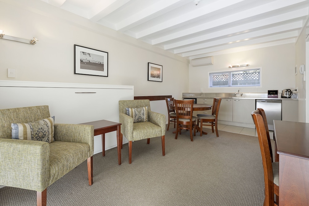 The Parnell Hotel and Conference Centre 18/27
