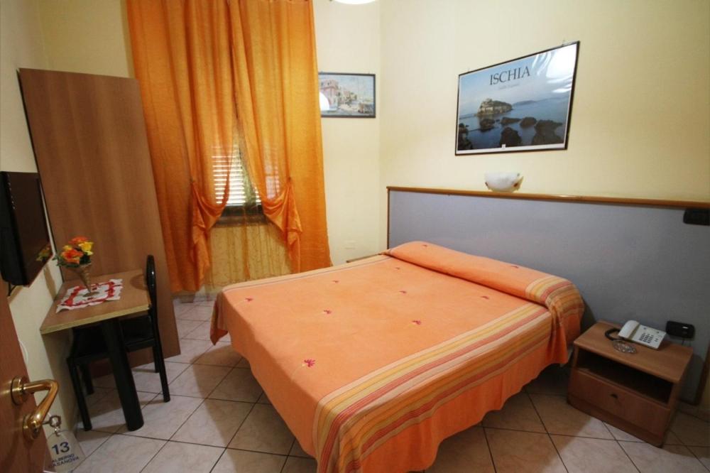 ROOM, DOUBLE BED, SHARED BATHROOM