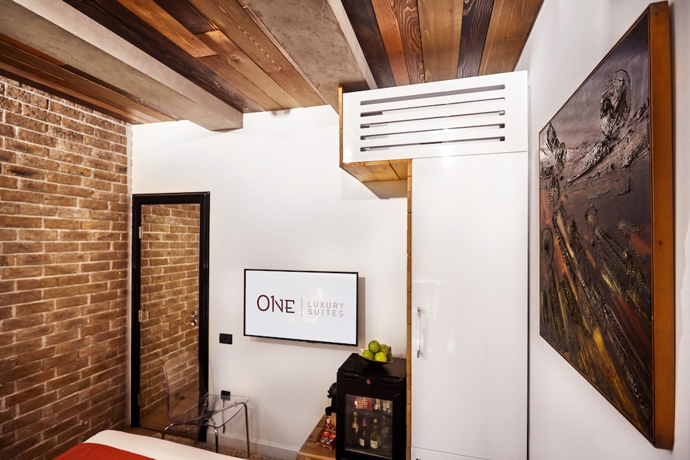 One Luxury Suites 31/72