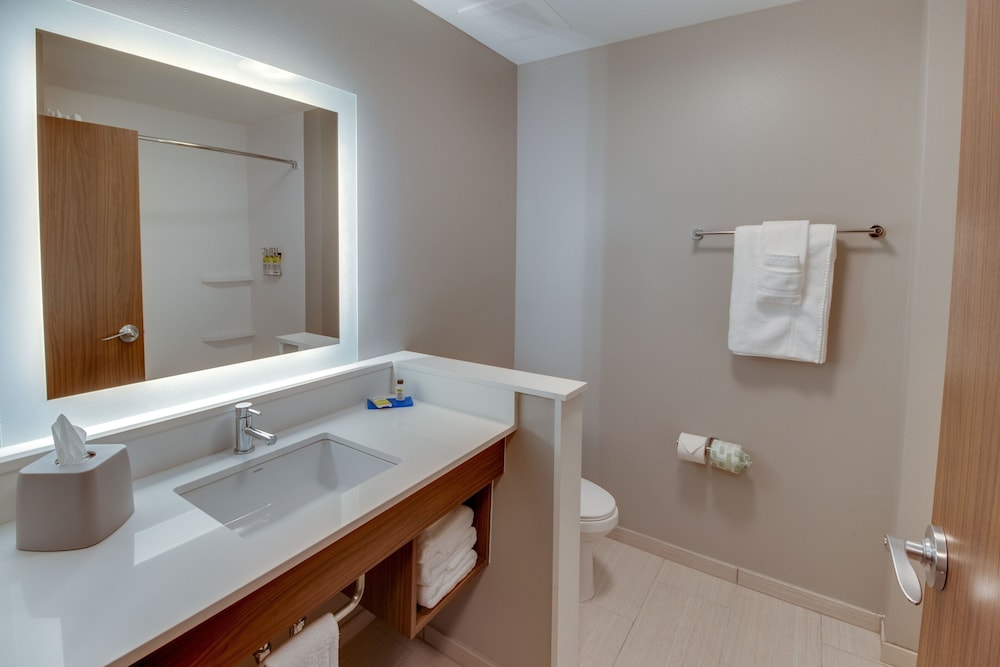 Holiday Inn Express & Suites Union City 12/47