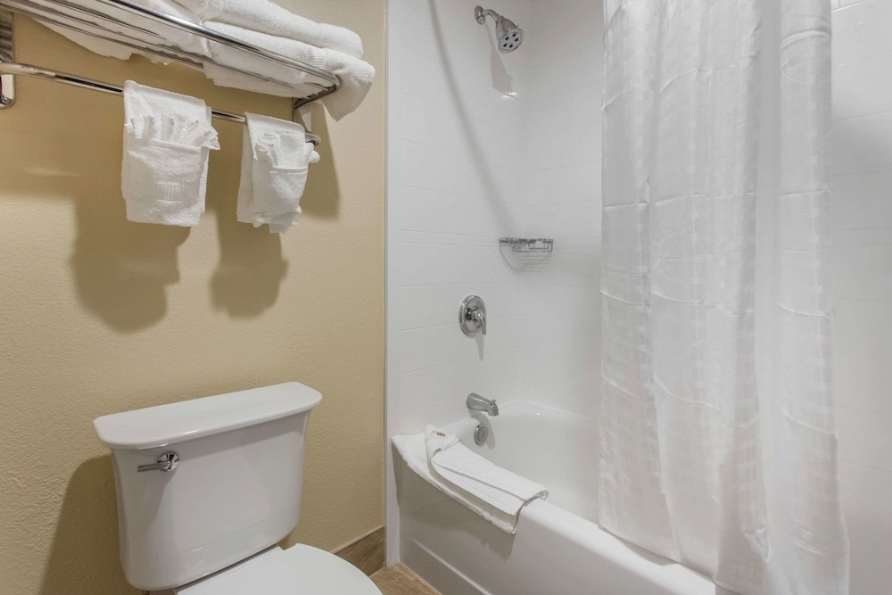 Comfort Inn Asheville East-Blue Ridge Pkwy Access 15/39
