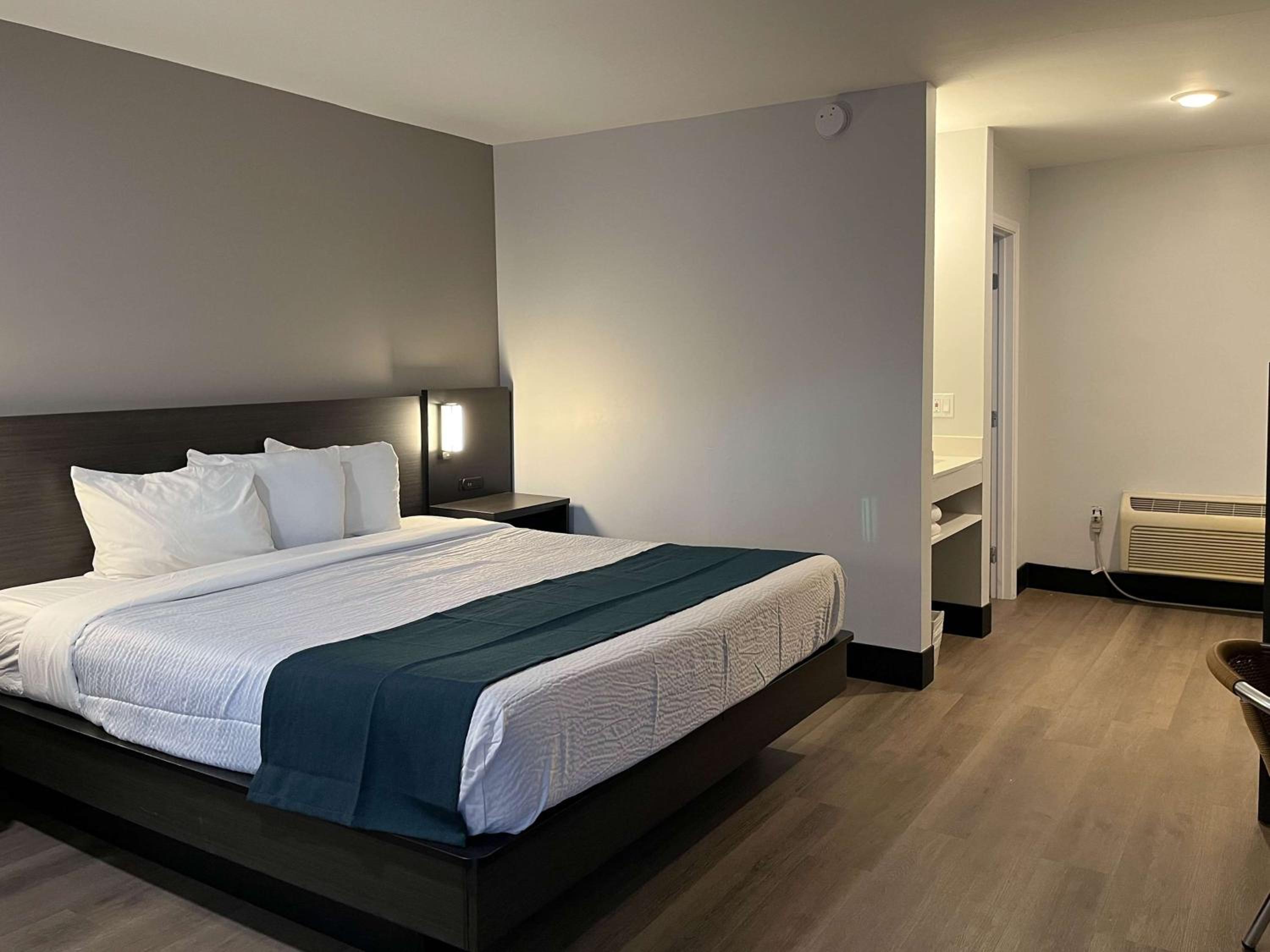 1 King Bed - Mob Acc RI Shwr Nsmk Micfridg