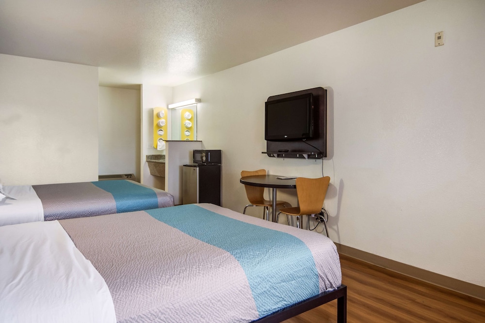 Motel6 Portland, OR Mall 205 20/37