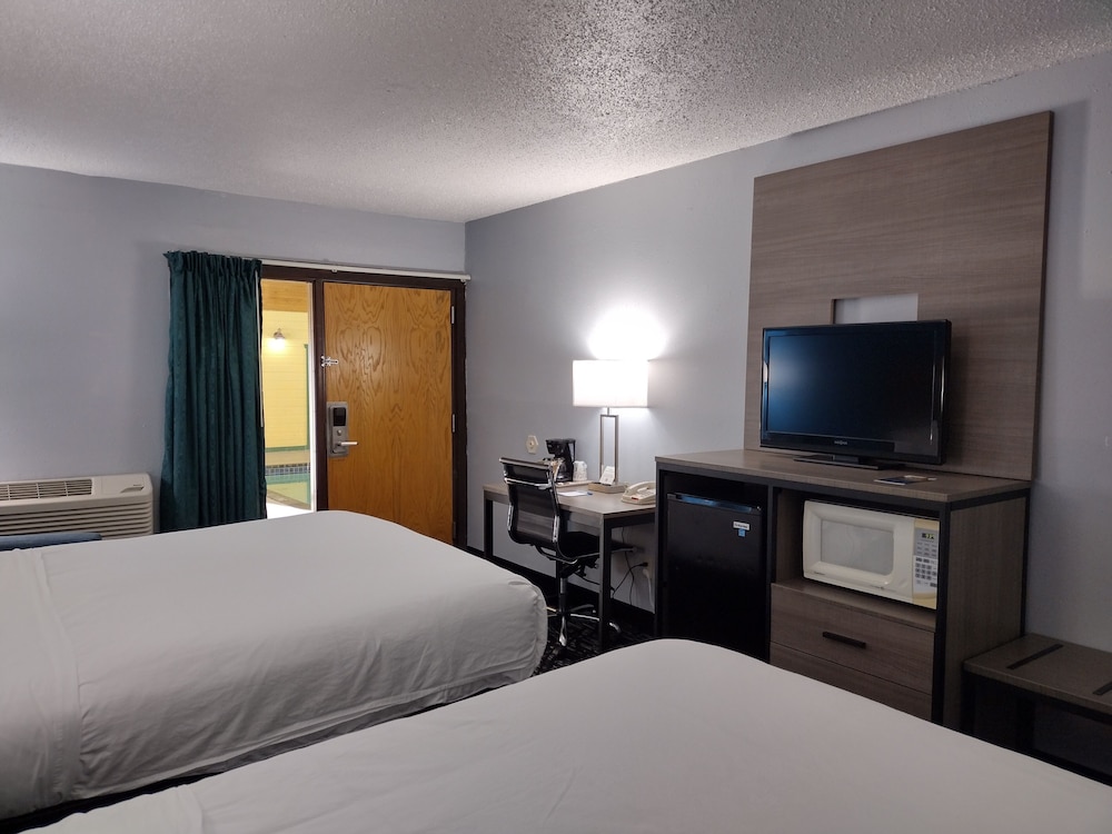 Room, 2 Queen Beds, Pool Side