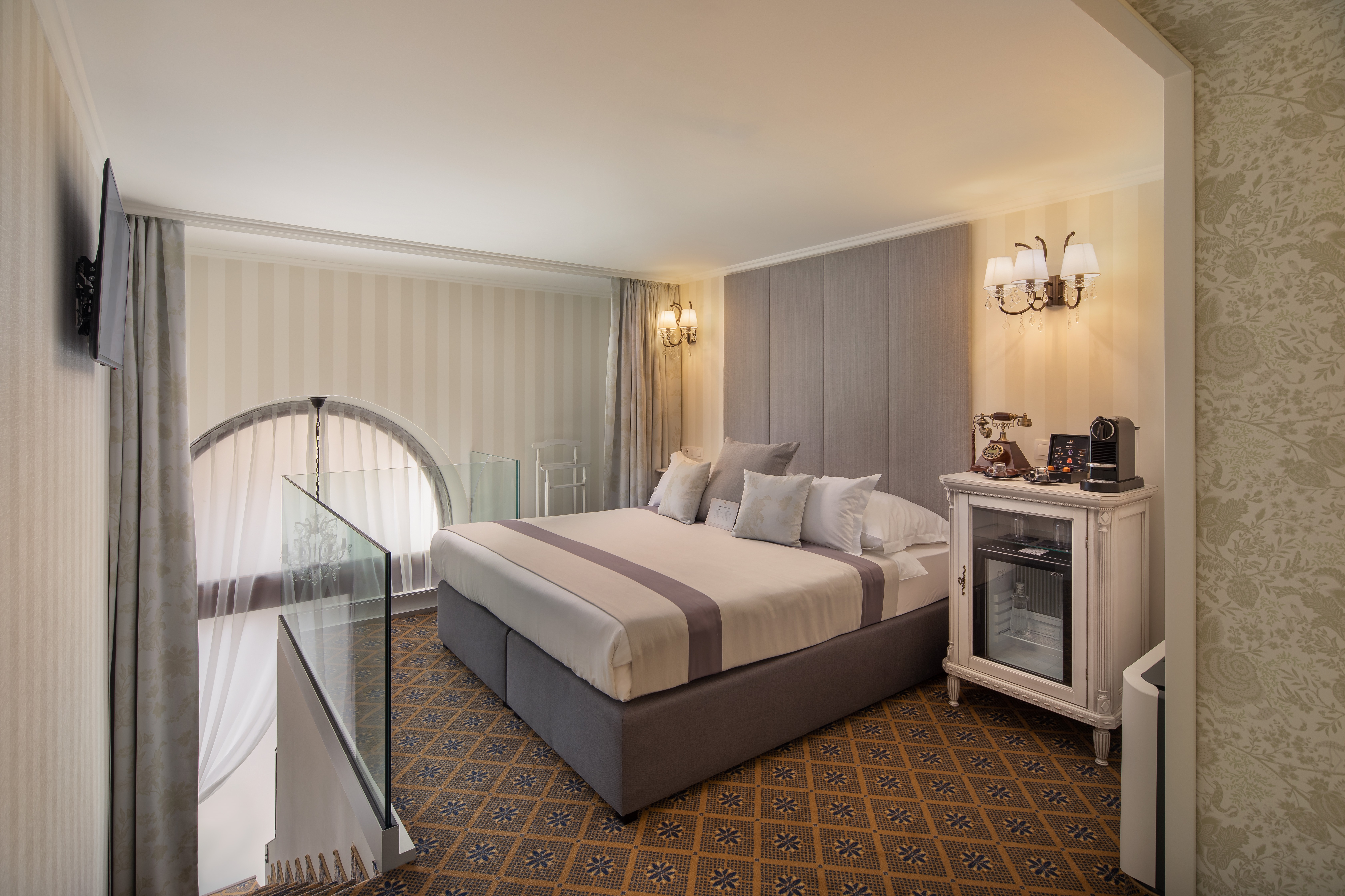 DUPLEX, KING BED