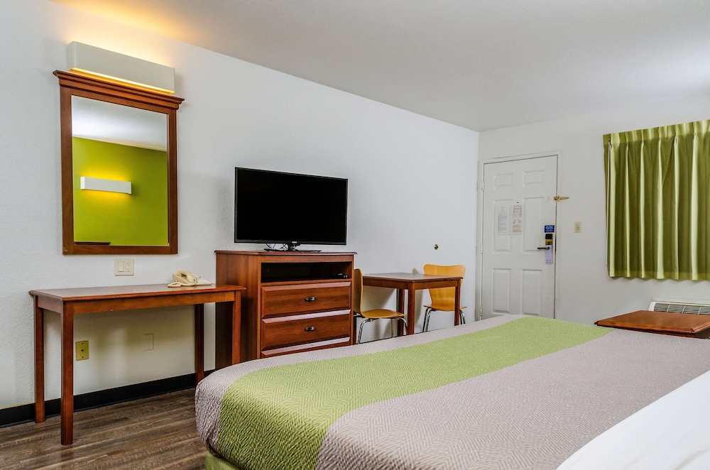 Motel6 Oakdale, CA 35/67