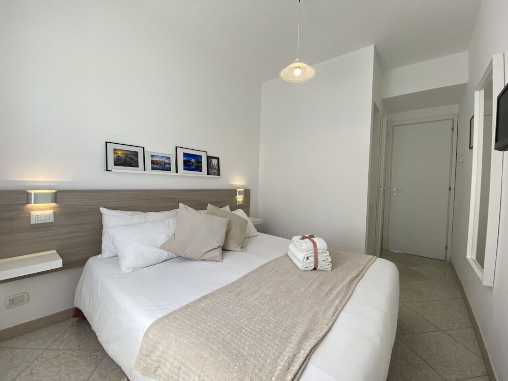 1 BEDROOM, DOUBLE BED