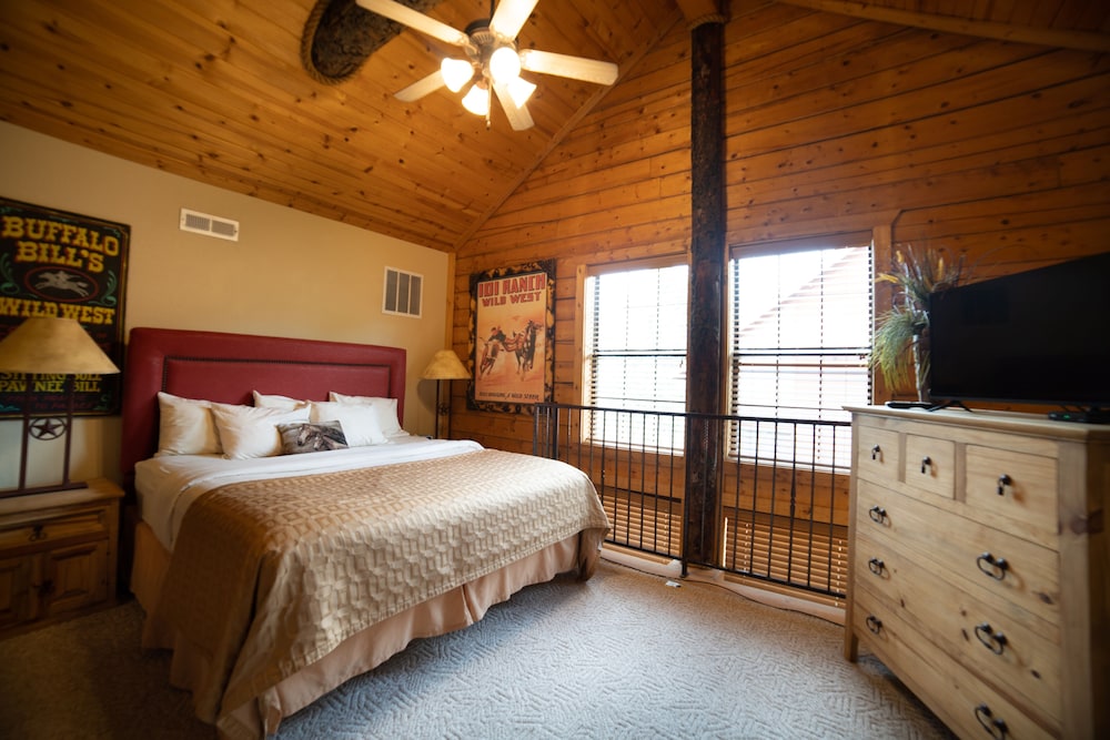 1 BEDROOM, GRAND, CABIN, JETTED TUB