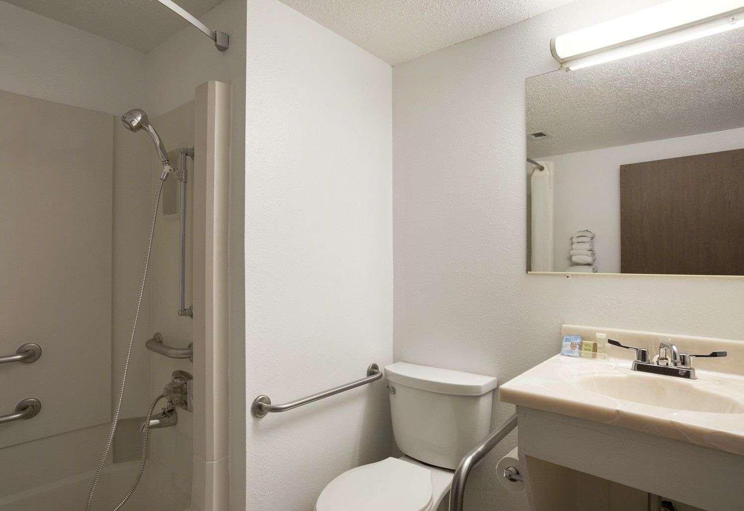 Super 8 by Wyndham Council Bluffs IA Omaha NE Area 12/13