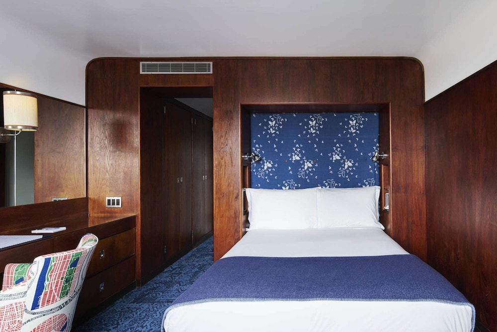 STANDARD, QUEEN BED