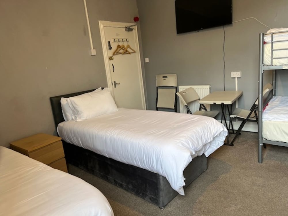 Woodville Lodge Leeds Free Parking Direct Bus to City Centre 13/45