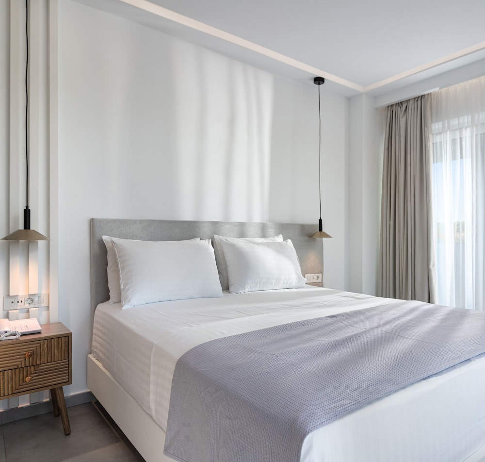 SUITE, SEA VIEW, LARGE