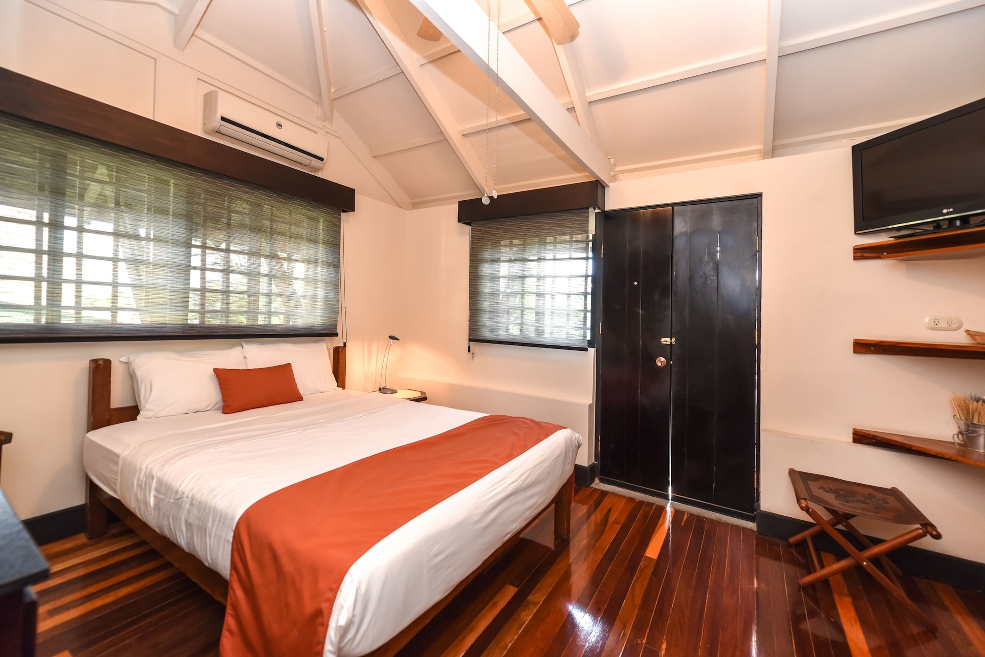 House, 1 King and 2 Double Beds