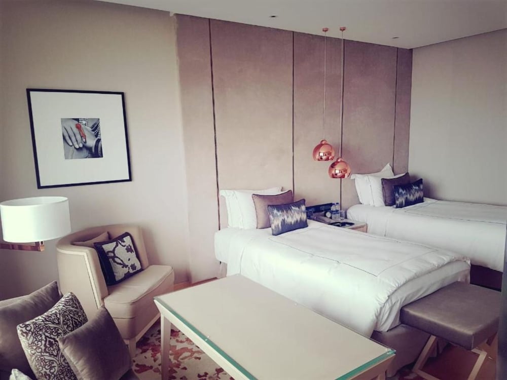 TAJ LANDS END 27/84
