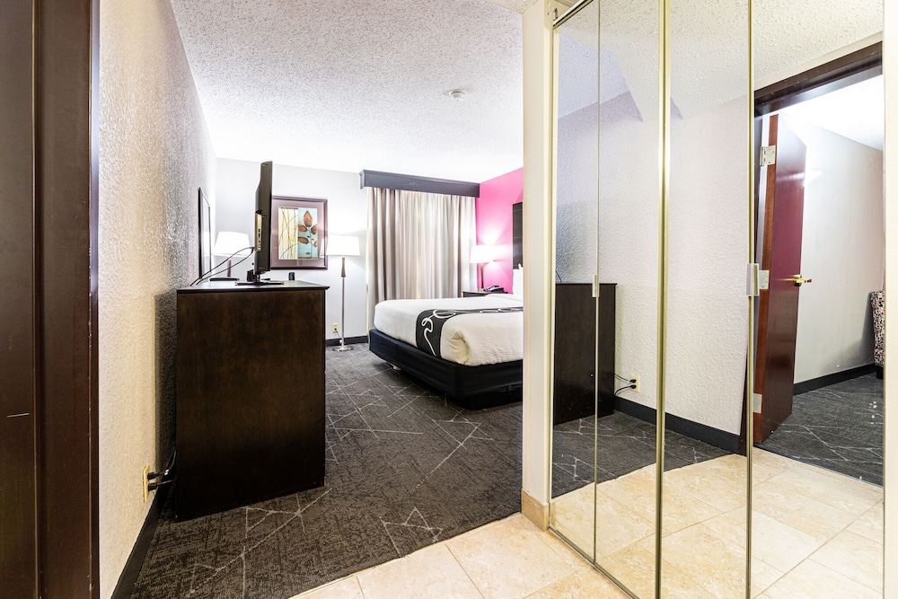 La Quinta Inn & Suites by Wyndham Dallas I-35 Walnut Hill Ln 5/46