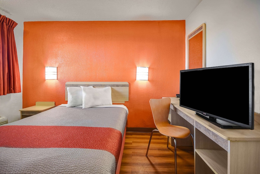 Motel6 North Ridgeville, OH - Cleveland Intl Airport - N Ridgeville 15/45
