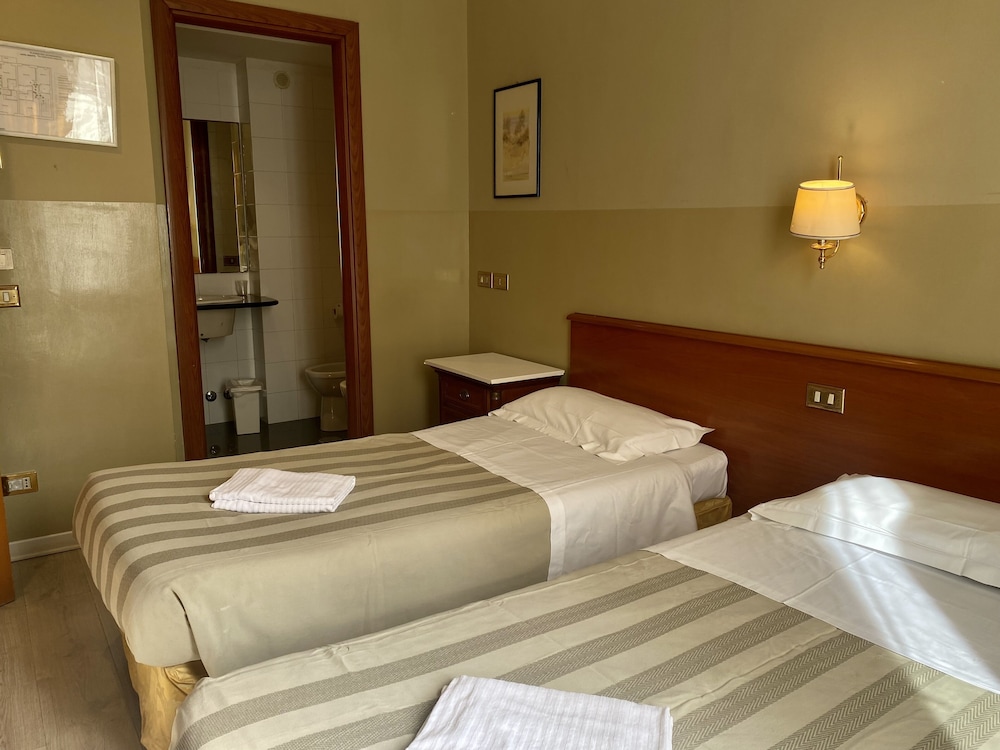 ROOM, TWIN BEDS