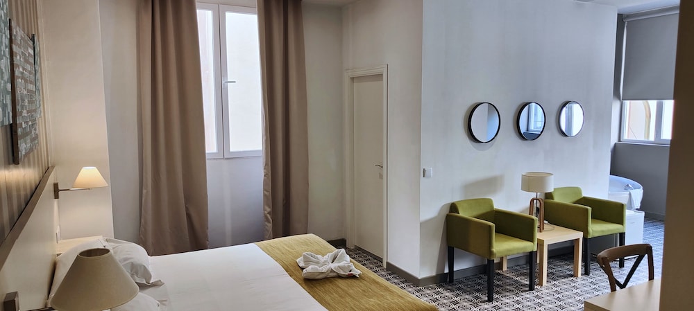 DELUXE, DOUBLE BED, HOT TUB