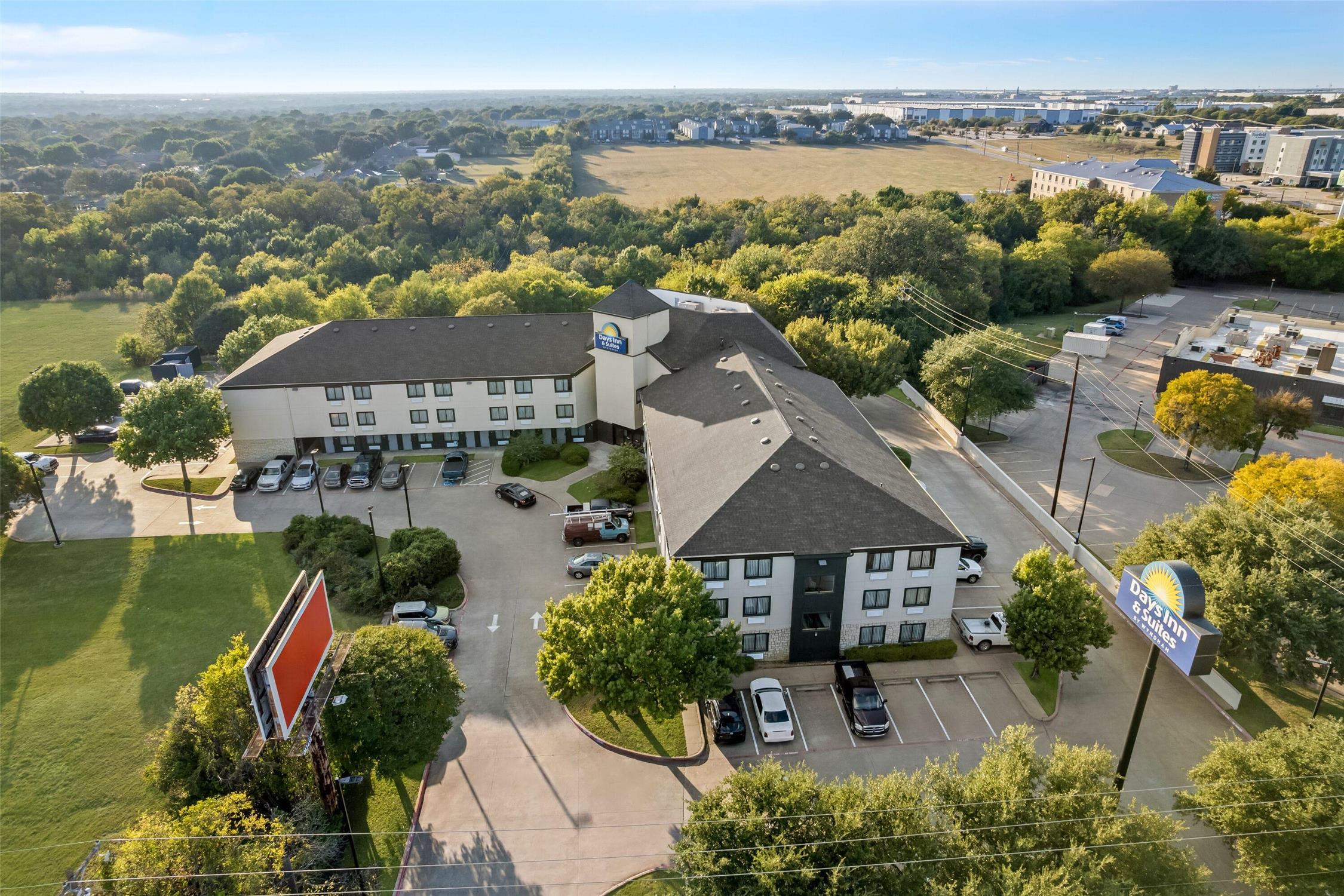Days Inn & Suites by Wyndham DeSoto 4/44