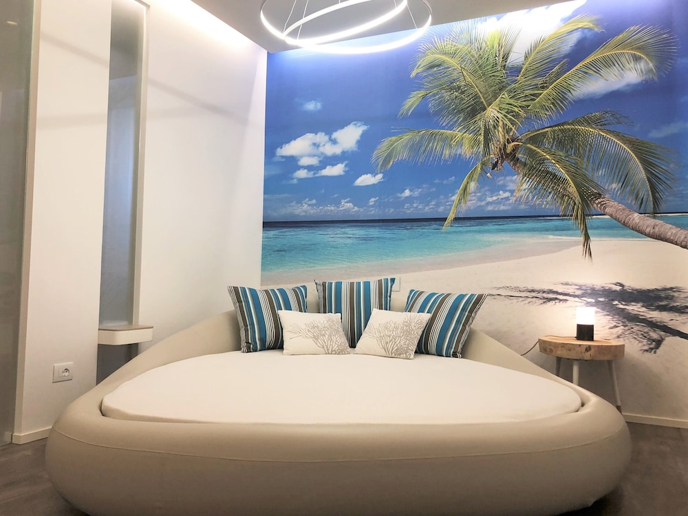 DELUXE, STUDIO, SUITE