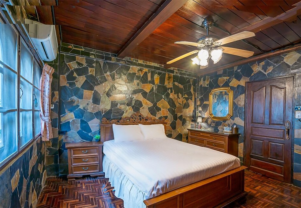 Green, Kitchen, Queen Bed