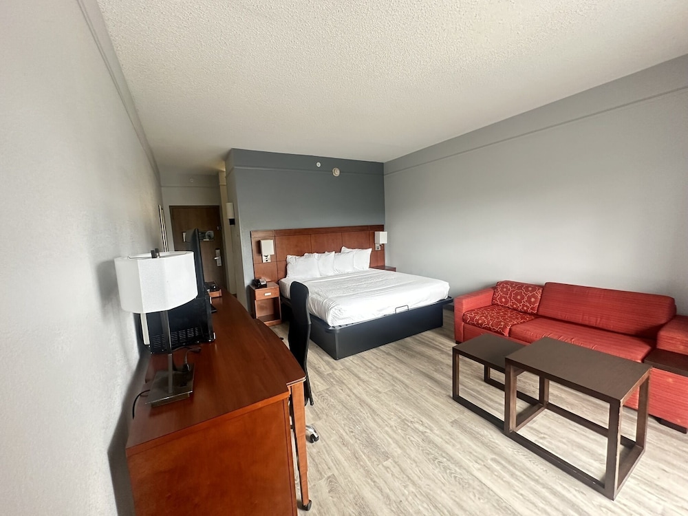 Super 8 by Wyndham Dallas Love Field Airport 46/60