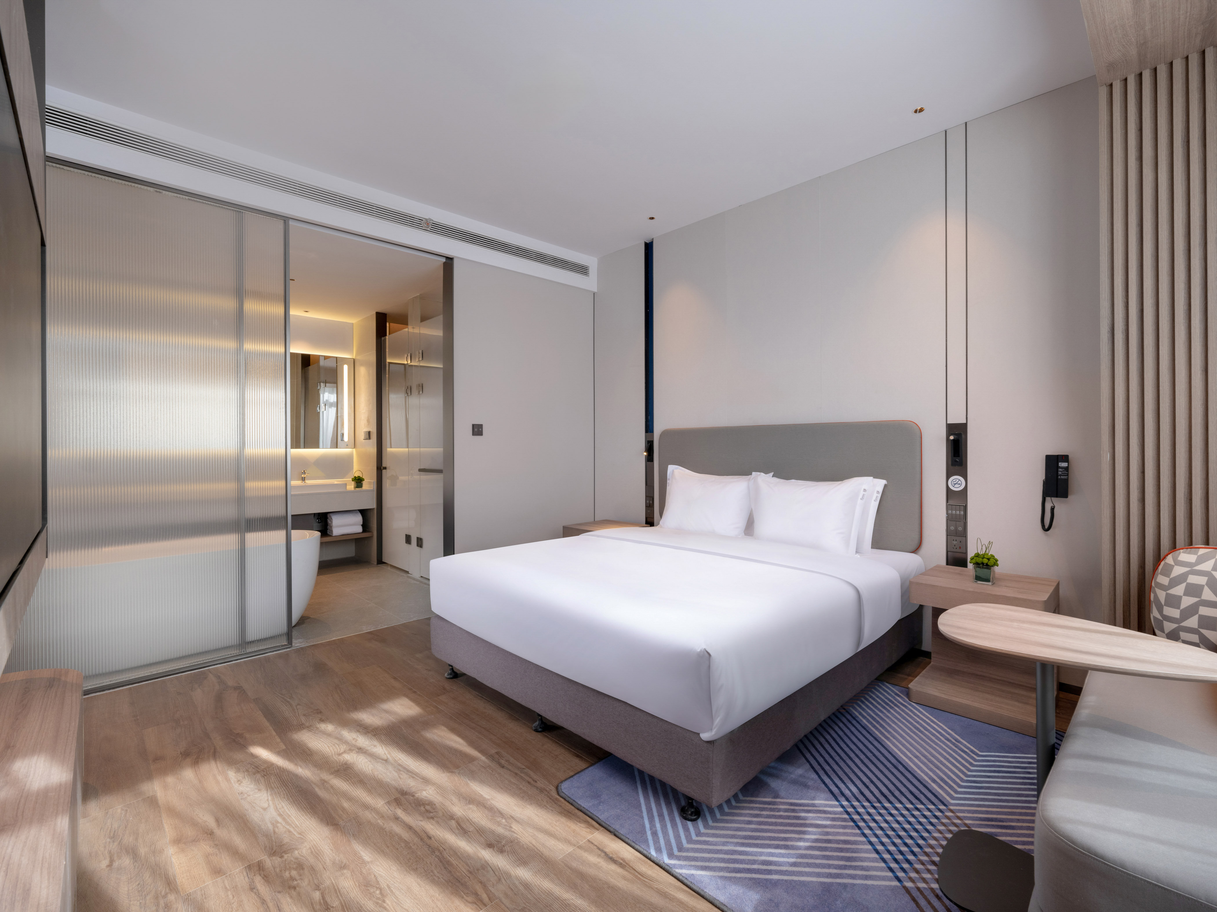Suite, King Bed, Bathtub