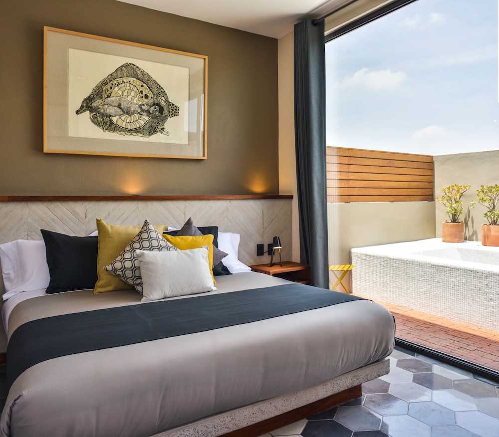 INTERIOR, EXTERIOR, SUITE, HOT TUB