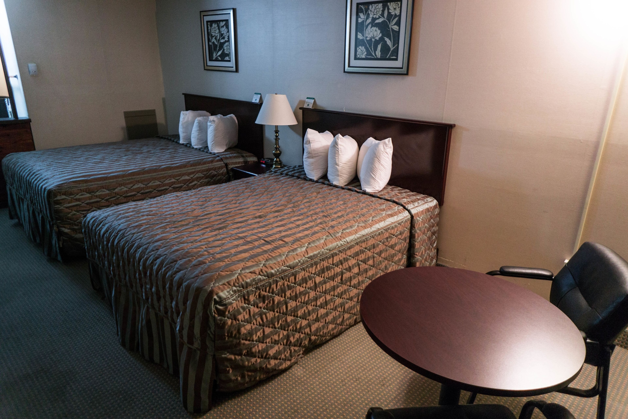 غرفة قياسية بسريرين كوين، Econo Lodge Lloydminster 7/10