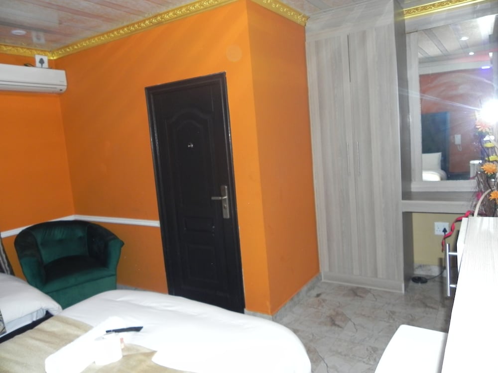 Gold Crown International Hotel 3/50