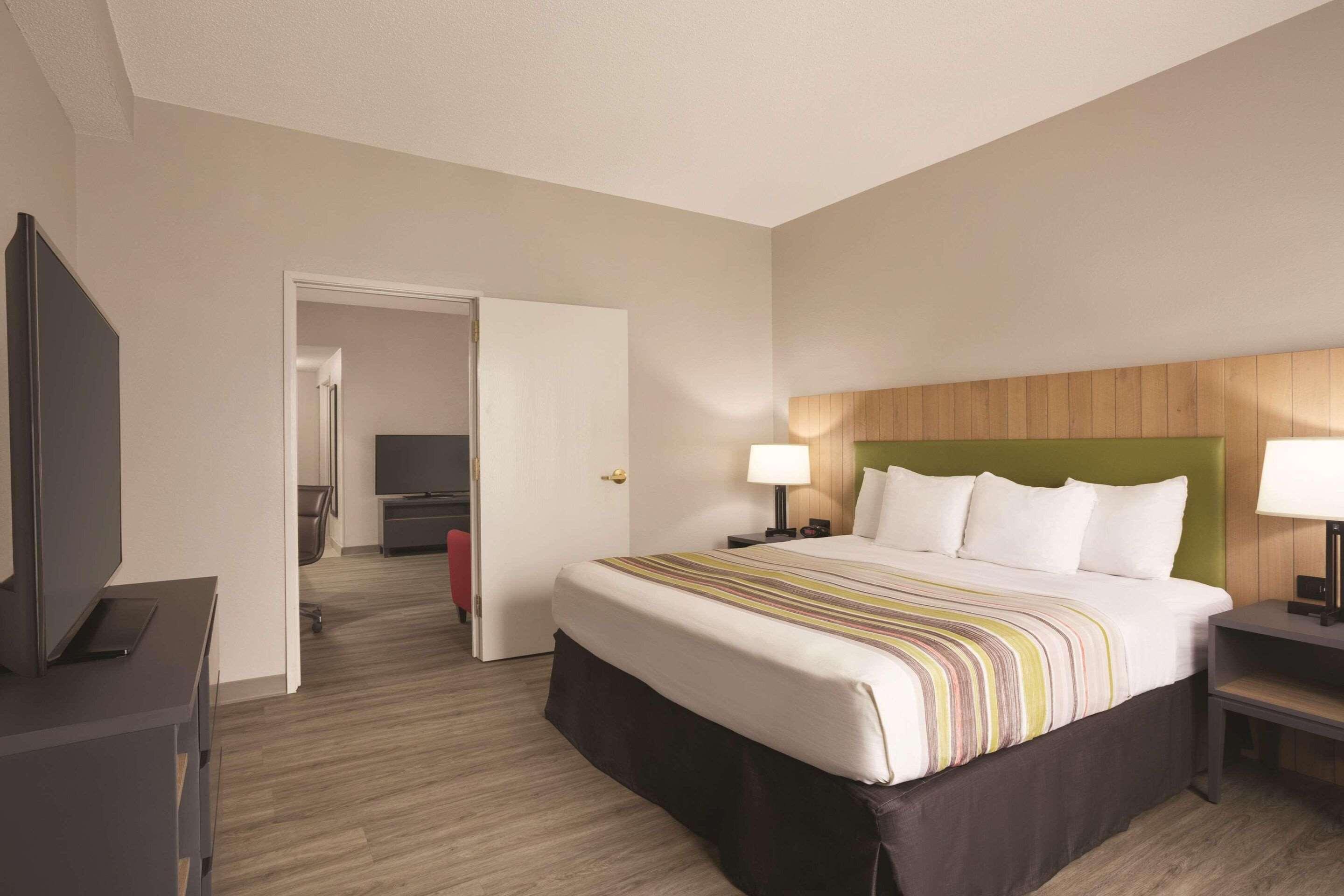 SUITE, KING BED