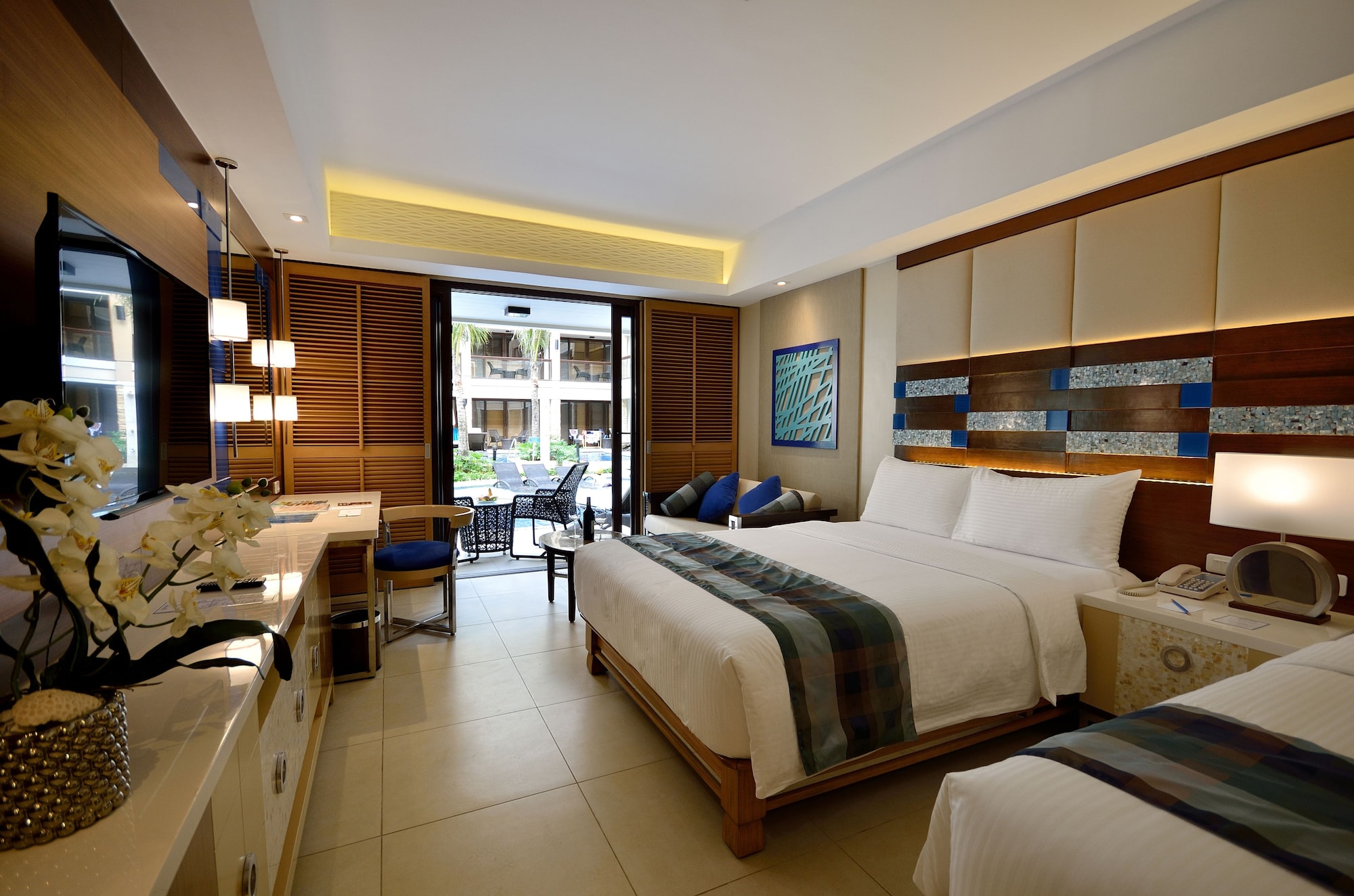 Premier, 1 Queen and 1 Single Bed, Pool Access