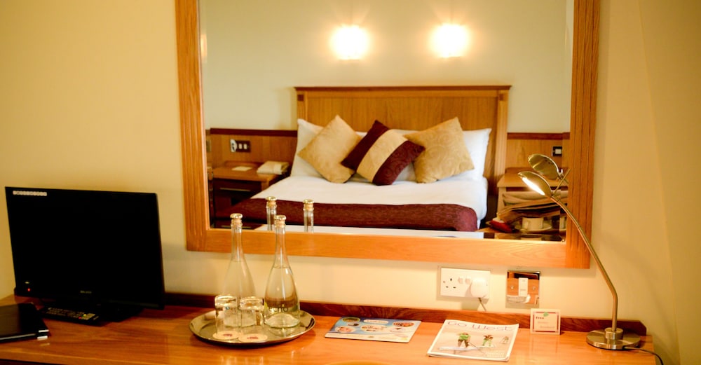 Bush Hotel 13/38